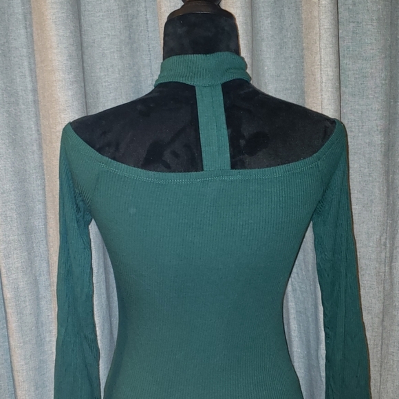 Off the Shoulder, choker top. - Picture 5 of 7